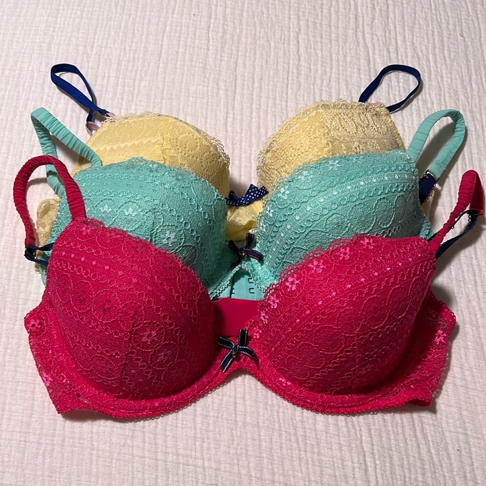 Set of three 34C Victoria Secret Pout lightly lined plunge bras.